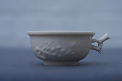 Un bol &agrave; d&eacute;cor appliqu&eacute; en porcelaine blanc de Chine de Dehua, marque en creux, Kangxi