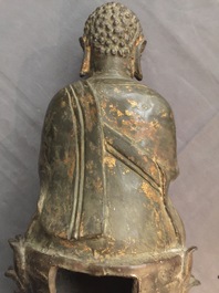 Een Chinese bronzen figuur van Buddha Shakyamuni op lotustroon, Ming