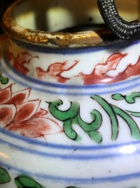 Een paar Chinese wucai dekselvazen met floraal decor, Transitie periode
