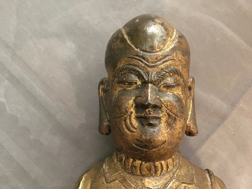 Een grote Chinese verguld bronzen figuur van Mahakasyapa, Ming