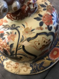 Une paire de vases couverts en porcelaine de Japon, Edo, 17&egrave;me