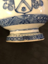 Een Chinees blauwwit wapendecor kannetje met zilveren montuur, Qianlong