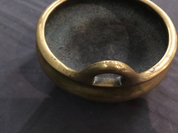 Een Chinese bronzen driepotige wierookbrander, Xuande merk, 18e eeuw