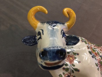 Une paire de vaches sur bases aux grenouilles en fa&iuml;ence polychrome de Delft, 18&egrave;me