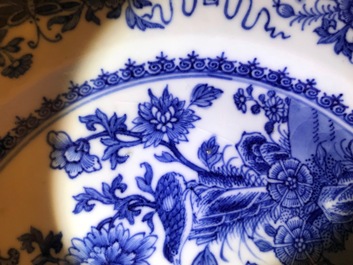Een Chinees blauwwit wapenbord voor de Engelse markt, Qianlong