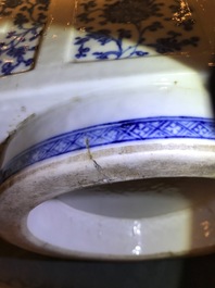 Un grand vase de forme cong en porcelaine de Chine bleu et blanc, 18/19&egrave;me