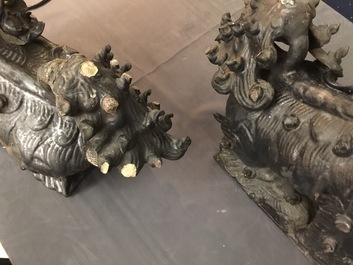 Twee Chinese zwart geglazuurde daktegels in de vorm van tempelleeuwen, 19e eeuw