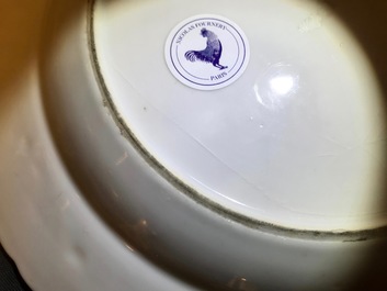 Une assiette armori&eacute;e en porcelaine de Chine bleu et blanc pour le march&eacute; anglais, Qianlong