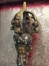 A Sino-Tibetan turquoise-inlaid gilt bronze vajra, 17/18th C.