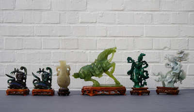 Un vase en jade sculpt&eacute; et cinq figures en pierre sculpt&eacute;e, Chine, 19/20&egrave;me