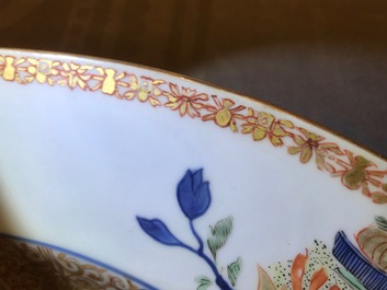 Une paire de grands plats en porcelaine de Chine du service du Roi de France Louis XV, Yongzheng, vers 1732