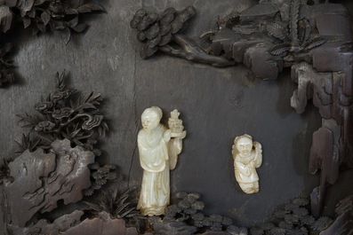 Un grand panneau en bois de zitan, jade et turquoise, encadr&eacute; et sur pi&egrave;tement en bois de hongmu, Qianlong