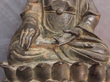 Une figure de Bouddha Shakyamuni sur tr&ocirc;ne de lotus en bronze, Chine, Ming