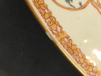 Une paire de grands plats en porcelaine de Chine du service du Roi de France Louis XV, Yongzheng, vers 1732