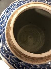 Une paire de pots en porcelaine de Chine bleu et blanc aux couvercles en bois, 18/19&egrave;me