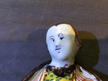 Een polychrome Delftse figuur van een draailierspeler, 18e eeuw