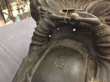 Een Chinees bronzen model van Amithaba Buddha, Ming