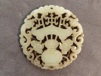 A Chinese jade group of two ladies and two reticulated buttons, 19/20th C.