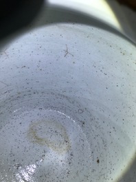 Une paire de pots en porcelaine de Chine bleu et blanc aux couvercles en bois, 18/19&egrave;me