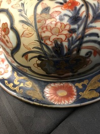 Une paire de vases couverts en porcelaine de Japon, Edo, 17&egrave;me
