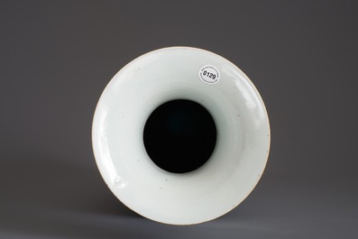 Une paire de vases en porcelaine de Chine famille rose &agrave; d&eacute;cor d'Immortels, 19/20&egrave;me