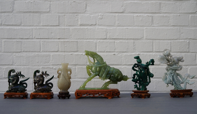 A Chinese carved jade vase and a group of hardstone figures, 19/20th C.