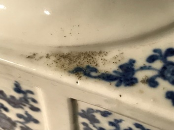 Een grote Chinese blauwwitte cong vaas met lotusdecor, 18/19e eeuw