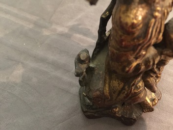 Un groupe en bronze laqu&eacute; et dor&eacute; figurant Guanyin &agrave; l'enfant, Chine, 18&egrave;me