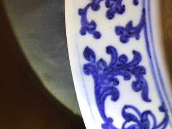 Een Chinese blauwwitte schotel met floraal decor in Ming-stijl, Qianlong