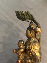 Een Chinese vergulde en gelakte bronzen groep van Guanyin met een kind, 18e eeuw