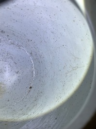 Une paire de pots en porcelaine de Chine bleu et blanc aux couvercles en bois, 18/19&egrave;me