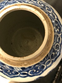 Une paire de pots en porcelaine de Chine bleu et blanc aux couvercles en bois, 18/19&egrave;me