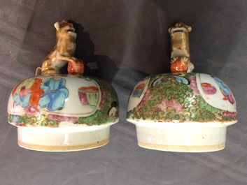 Deux paires de vases couverts en porcelaine de Chine famille rose de Canton, 19&egrave;me