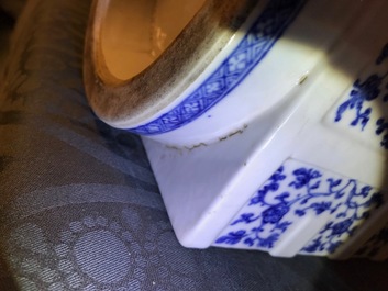 A large Chinese blue and white cong vase with lotus scrolls, 18/19th C.