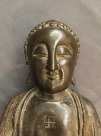 Une figure de Bouddha Shakyamuni sur tr&ocirc;ne de lotus en bronze, Chine, Ming