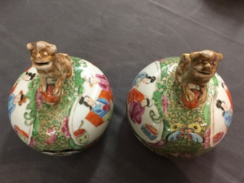 Deux paires de vases couverts en porcelaine de Chine famille rose de Canton, 19&egrave;me