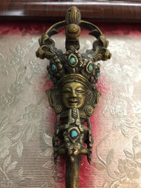 Un vajra en bronze dor&eacute; incrust&eacute; de turquoise, Sino-Tibet, 17/18&egrave;me