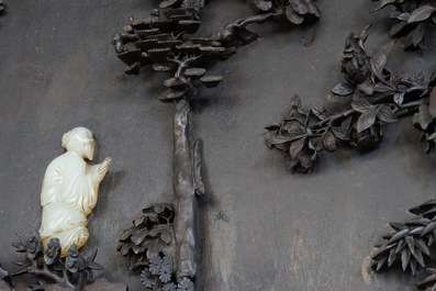 Een groot Chinees zitan houten paneel met jade en turkoois in hongmu houten frame en stand, Qianlong