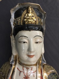 Une grande figure de Kannon en porcelaine Satsuma de Japon sur socle en bois laqu&eacute;, Meiji, 19/20&egrave;me