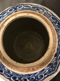 Une paire de pots en porcelaine de Chine bleu et blanc aux couvercles en bois, 18/19&egrave;me
