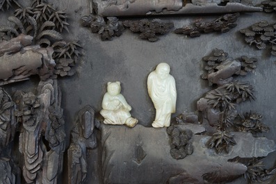 Un grand panneau en bois de zitan, jade et turquoise, encadr&eacute; et sur pi&egrave;tement en bois de hongmu, Qianlong