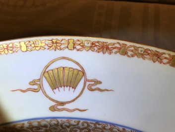 Une paire de grands plats en porcelaine de Chine du service du Roi de France Louis XV, Yongzheng, vers 1732