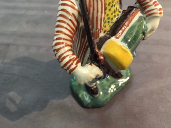 Un mod&egrave;le d'un joueur de vielle en fa&iuml;ence polychrome de Delft, 18&egrave;me