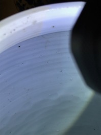 Une paire de pots en porcelaine de Chine bleu et blanc aux couvercles en bois, 18/19&egrave;me