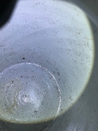 Une paire de pots en porcelaine de Chine bleu et blanc aux couvercles en bois, 18/19&egrave;me