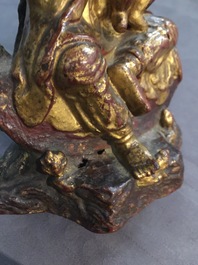 Un groupe en bronze laqu&eacute; et dor&eacute; figurant Guanyin &agrave; l'enfant, Chine, 18&egrave;me