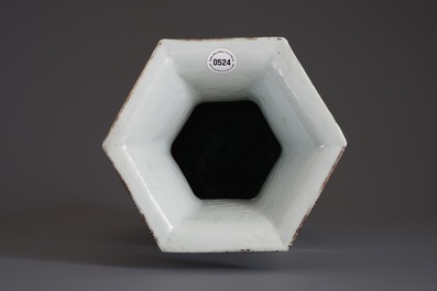 Un vase de forme hexagonale en porcelaine de Chine qianjiang cai, 19/20&egrave;me