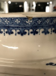 Een grote Chinese blauwwitte cong vaas met lotusdecor, 18/19e eeuw