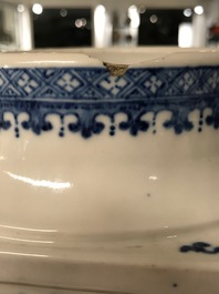 Un grand vase de forme cong en porcelaine de Chine bleu et blanc, 18/19&egrave;me