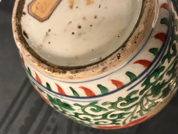 Une paire de vases couverts en porcelaine de Chine wucai &agrave; d&eacute;cor floral, &eacute;poque Transition